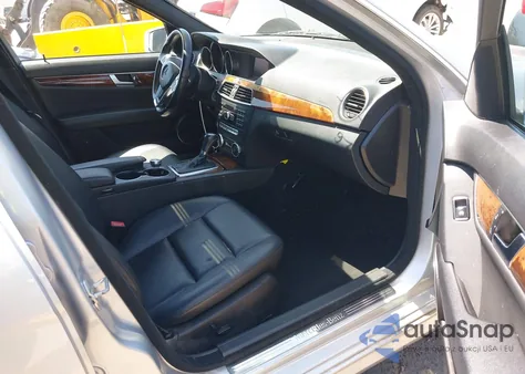 2012 Mercedes-Benz C 300 Luxury 4Matic/Sport 4Matic z USA, uszkodzony, nr VIN WDDGF8BB0CR224613